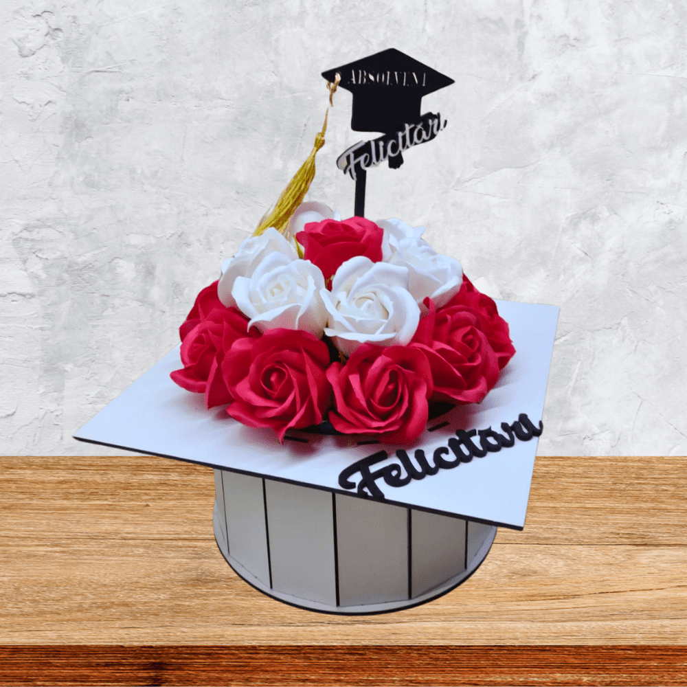 Aranjament toca absolvire - cu topper, decorat cu flori de sapun rosu-alb, din lemn, 22x22x17 cm, cutie alba - imagine 5