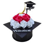 Aranjament toca absolvire - cu topper, decorat cu flori de sapun rosu-alb, din lemn, 17x17x15 cm, cutie neagra