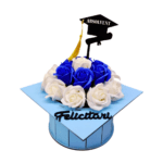 Aranjament toca absolvire - cu topper, decorat cu flori de sapun alb-albastru intens, din lemn, 17x17x15 cm, cutie albastra