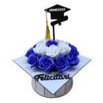 Aranjament toca absolvire - cu topper, decorat cu flori de sapun alb-albastru intens, din lemn, 17x17x15 cm, cutie alba