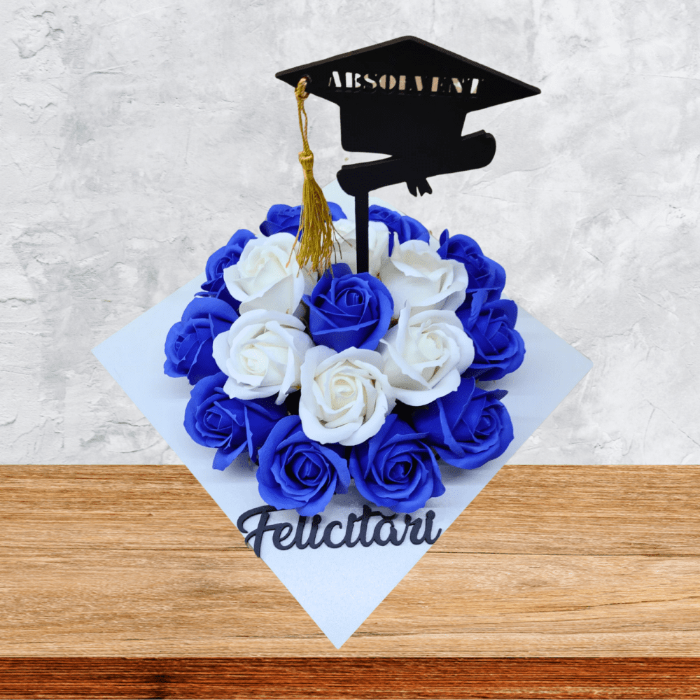 Aranjament toca absolvire - cu topper, decorat cu flori de sapun alb-albastru intens, din lemn, 17x17x15 cm, cutie alba - imagine 5